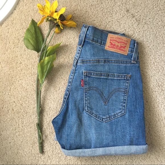 BRAND NWOT Levi’s Boy Shorts Mid Rise - Picture 2 of 4